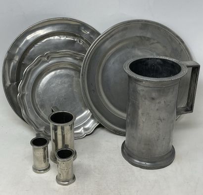 null 
Lot including:

- two pewter pantries, Late 19th century

- pewter bouillon...