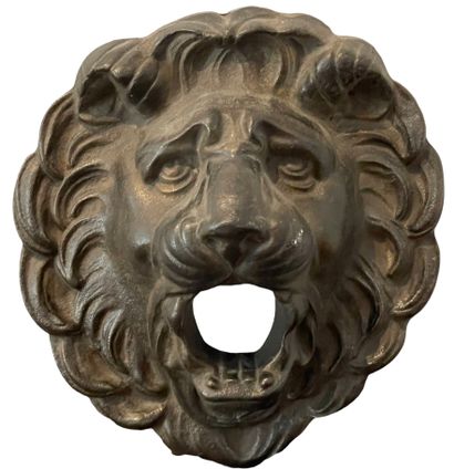null 
Tête de lion en fonte (partie d'un jeu)

XXe siècle

Diam.: 20,5 cm
