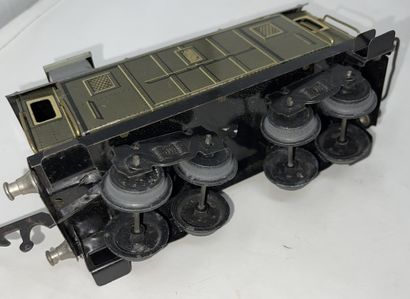 null 
Set of ten model cars and one model locomotive, scale "O", including:

- wagon,...
