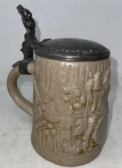 null 
Lot of two mugs including:




- mug probably from Munich in brown patina clay,...