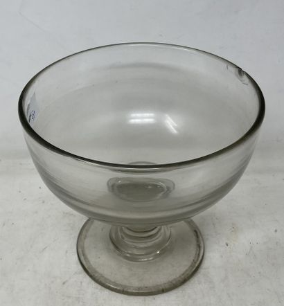 null 
lot of mismatched glassware including: 

- glass piedouche cup, H.: 15,5 cm;...