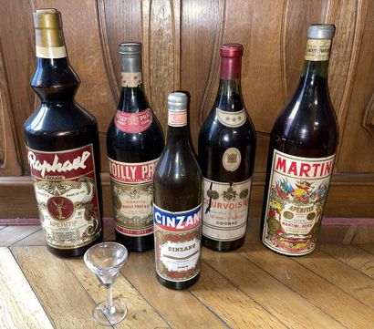 null Lot de huit bouteilles factices (Grand Marnier; Cognac Gillot; Byrrh; Noilly...