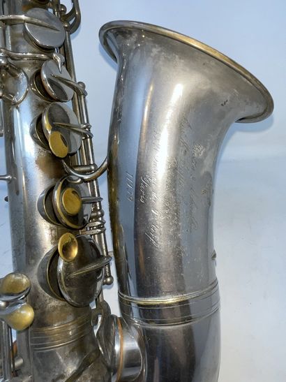 null Alto saxophone in chromed metal "Buffet Crampon à Paris".

H.: 64 cm (pitting)

In...