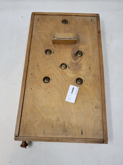 null Jeu de flipper de table en bois, décor au chinois

Début XXe siècle

32,5 x...