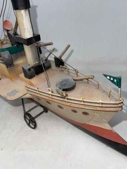 null Lot de quatre maquettes de bateaux comprenant:

- vapeur sur son ber, drapeau...