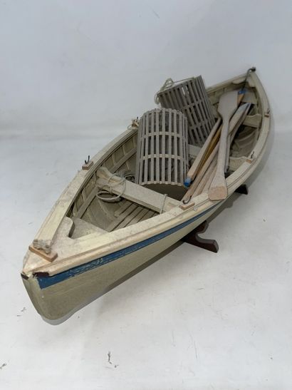 null Lot of five models of boats including:

- fishing boat with sails, wood, modern,...