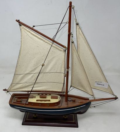 null Lot of five models of boats including:

- fishing boat with sails, wood, modern,...