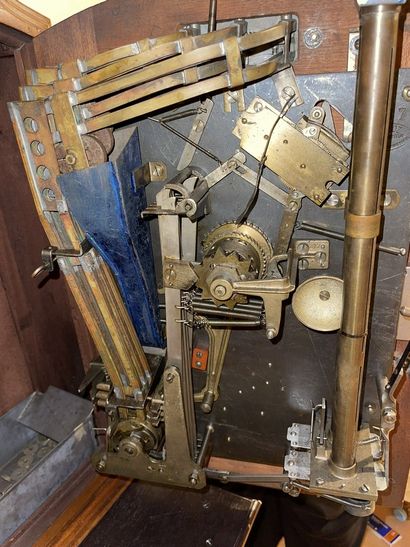 null 
Wooden slot machine "Paris Turf", Bussoz (with its key)




Circa 1940




68...