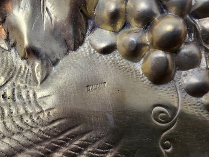 null Coupe-panier en bronze à décor de pampres, marqué Dinant

XXe siècle

33 x 20...