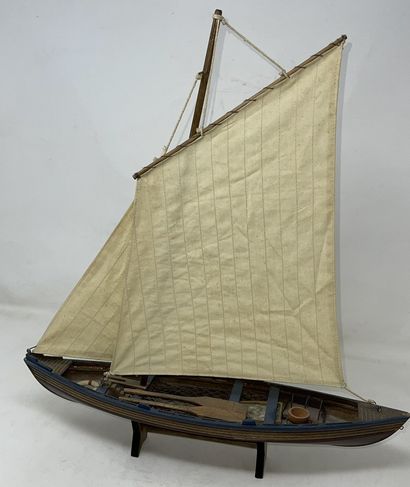 null Lot de cinq maquettes de bateaux comprenant:

- barque de pêche à voiles, bois,...