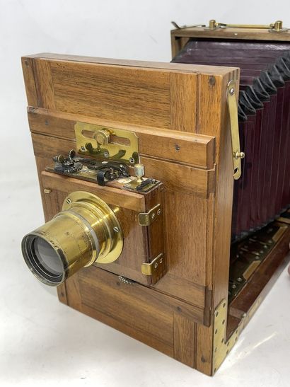 null Camera with plate, lens "Grand magasin du Louvre, Paris

Beginning of the 20th...