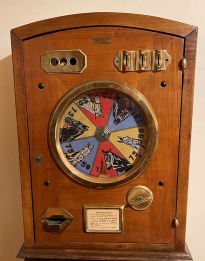 null 
PMU" veneer slot machine




Circa 1930




67,5 x 22 x 51 cm

To see it working:...