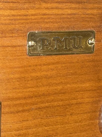 null 
Machine à sous en bois de placage "PMU"




Vers 1930




67,5 x 22 x 51 cm

Pour...