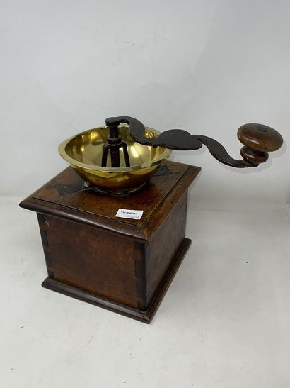 null Lot of six coffee grinders in various materials

XIX and Xxe century

H. of...