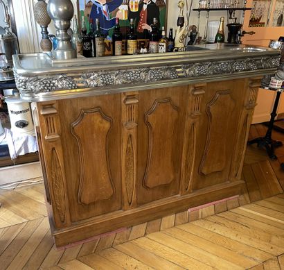 null Natural oak bar with zinc top decorated with pampers

Early 20th century (reassembled)

109...