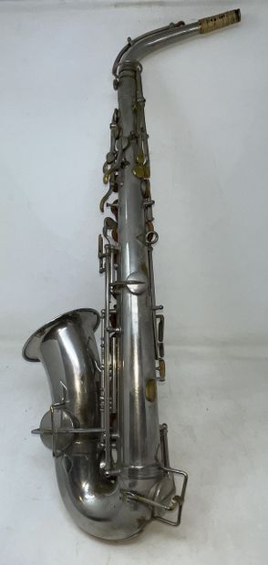 null Alto saxophone in chromed metal "Buffet Crampon à Paris".

H.: 64 cm (pitting)

In...