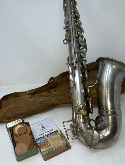 null Saxophone alto en métal chromé "Buffet Crampon à Paris"

H.: 64 cm (piqures)

Dans...