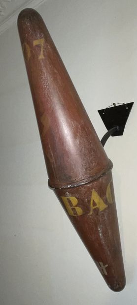 null Carotte de tabac en tôle peinte, portant la mention "Tabac III 107"

XXe siècle

H.:...