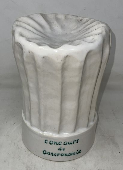 null 
Batch of ceramics dépareillées including:

- cream jug

- pitcher with blue...