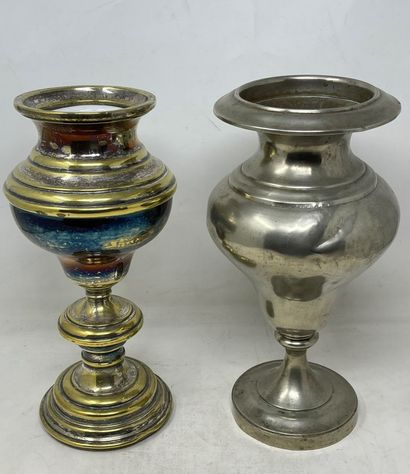  Lot d'objets en métal comprenant: - deux pots à cuillers à absinthe de formes balustre...