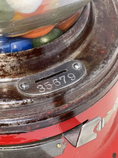 null Distributeur de boules de gomme en métal laqué rouge et vert, Ford

XXe siècle

H.:...