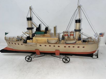 null Lot of four models of boats including:

- steamer on its ber, French flag, sheet...