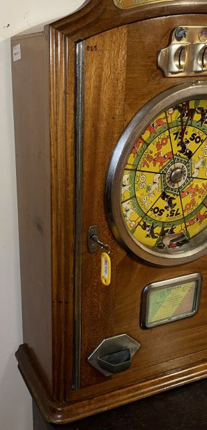 null 
Wooden slot machine "Paris Turf", Bussoz (with its key)




Circa 1940




68...