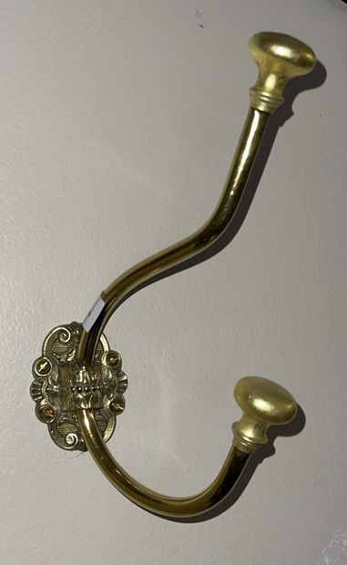 null 
Lot of metal objects including: 

- brass coat hook, 20th century, H.: 25 cm

-...