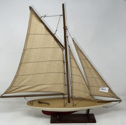 null Lot de cinq maquettes de bateaux comprenant:

- barque de pêche à voiles, bois,...