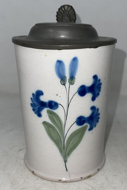 null 
Lot of two mugs including:




- earthenware mug with blue camaieu decoration...