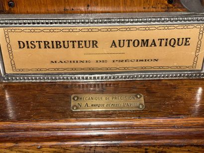 null 
Machine à sous "Distributeur automatique" en chêne, de marque Le Phenix




Circa...