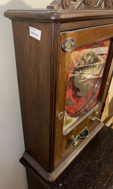 null Slot machine in natural wood "Le Just

dated 1920 in a plate

68 x 45 x 18 cm...