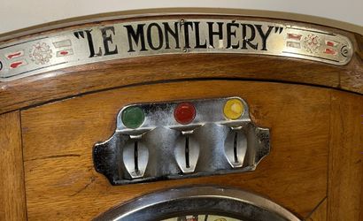 null 
Machine à sous en bois naturel "Le Montlhery" (sans clef)




Vers 1930




68,5...