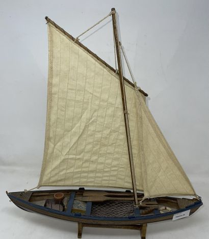 null Lot of five models of boats including:

- fishing boat with sails, wood, modern,...