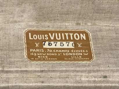  Louis Vuitton - Malle en cuir à renforts en bois, étiquette "70 Champs Elysées -...