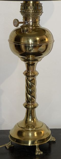 null Oil lamp in brass, claw feet

20th century

H.: 48 cm (mounted with electri...