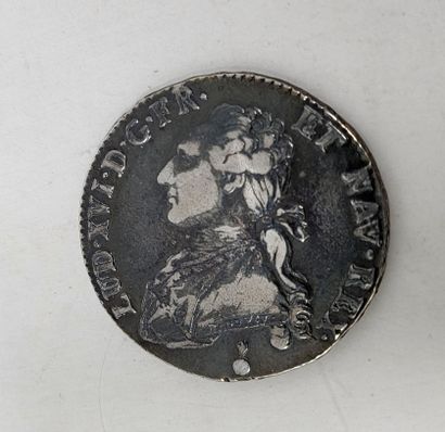 null Pièce en argent (?), Louis XVI 1790, frottée et usée

Poids: 15 g

Diam.: 3,2...