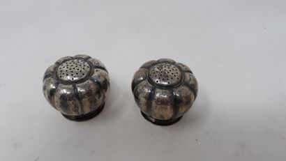null Two small silver (950 °°) saltshakers representing pumpkins

weight: 51 g