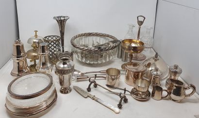 null Important lot of metal, including two bells of table, a salad bowl with metal...