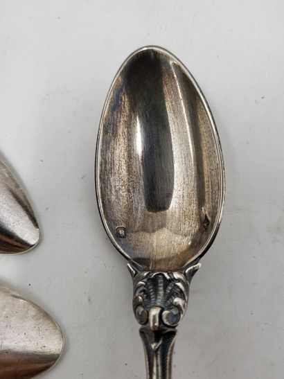 null Lot in silver (minimum 925°) including:

- salt shovel with stylized palmette...