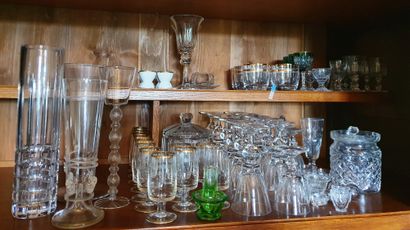 null Lot de verrerie dépareillée comprenant vases, pique-fleurs, pichets, drageoir,...