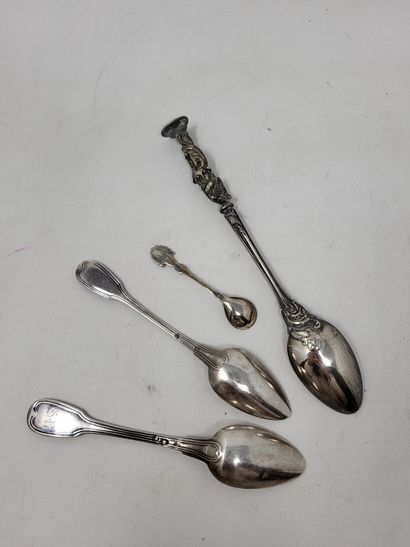 null Lot in silver (minimum 925°) including:

- salt shovel with stylized palmette...