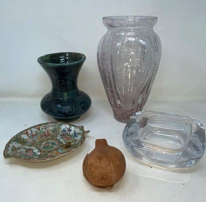 null Lot of trinkets of which:

- terra cotta pomegranate

- leaf in porcelain of...
