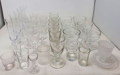 null Lot of mismatched glassware including vases, flowerpots, pitchers, drageur,...