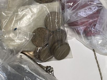 null lot of coins (rubbed and worn) and old bills (bad condition)