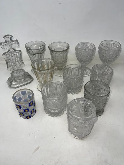 null Lot of glassware of which:

- glass with foot in pressed-molded glass with decoration...