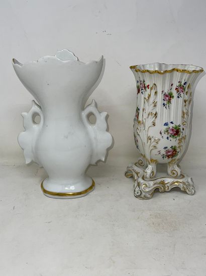 null Lot of trinkets of which:

- terra cotta pomegranate

- leaf in porcelain of...