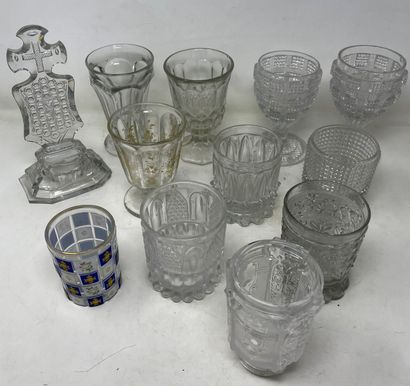 null Lot of glassware of which:

- glass with foot in pressed-molded glass with decoration...