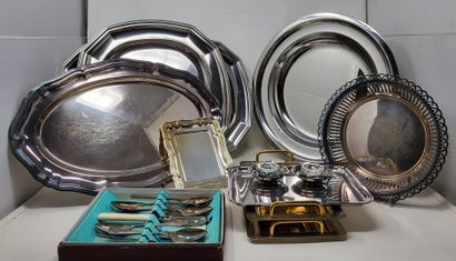 null Lot in silver plated metal including: 

- oval dish decorated with a frieze...