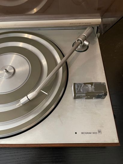 null 
Ensemble BANG & OLUFSEN, circa 1980, comprenant:

- platine vinyle, BeoGram...